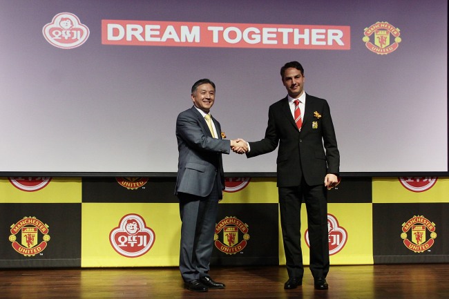 오뚜기는 3일 서울 중구 장충동 인근 신라호텔 영빈관에서 영국의 전통 명문 프로축구 구단인 맨체스터 유나이티드(이하 맨유)와 2년6개월간의 파트너십 계약을 체결했다고 밝혔다.