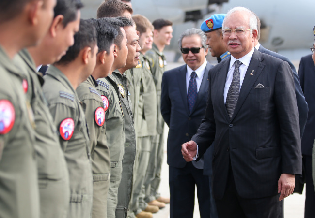 Malaysian Prime Minister Najib Razak (right) meets with crew members from a Malaysian C-130 Hercules who are involved in the search for wreckage and debris of the missing Malaysia Airlines MH370, in Perth, Australia, Thursday.   AP-Yonhap