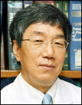 이승규(의사/교수/서울아산병원교수/서울아산병원장기이식센터소장)
간이식 분야 세계 최고 석학인 이승규 울산의대 서울아산병원 교수가 국내외 의료계 발전을 위해 사재 1억 원을 쾌척했다. 울산대학교 의과대학에 따르면 이승규 교수가 의학도로 정진하는 후배들의 장학금 지원과 저개발국 의료지원 등에 써달라며 최근 1억 원을 발전기금으로 기탁했다고 밝혔다.