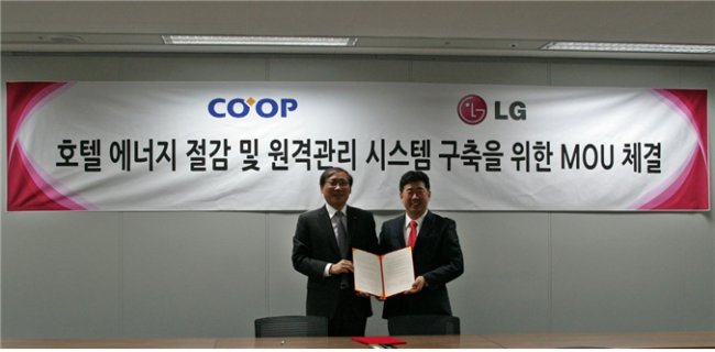 숙박시설 전문기업인 ‘코업(co-op)’이 제주도에서 분양하는 관광호텔에 LG전자의 ‘에너지 절감 및 원격관리 시스템’을 도입하기로 했다.
사진설명: LG전자 한국B2B그룹장 이상윤 전무(좌), 코업관리서비스 박규헌 대표이사(우)