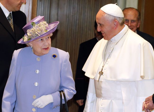 Britain’s Queen Elizabeth II speaks with Pope Francis during their first meeting at the Vatican on Thursday.   AFP-Yonhap