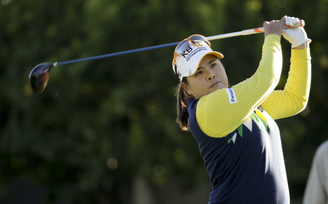 Park In-bee watches her tee shot on the 11th hole during the first round at the LPGA Kraft Nabisco Championship golf tournament in Rancho Mirage, California, Thursday. AP-Yonhap