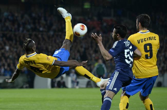 Juventus’ midfielder Paul Pogba (left) attempts a shot next to Lyon’s defender Corentin Tolisso (center) and Juventus’ forward Mirko Vucinic during the Europa League quarterfinal football match at Gerland Stadium in Lyon, France, Thursday.   AFP-Yonhap