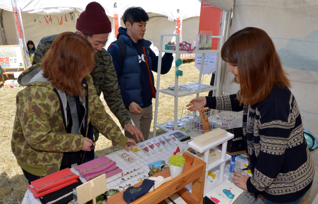 Visitors look at products displayed at the Herald Design Market at The-K Seoul Hotel, Friday.    Yoon Byung-chan/The Korea Herald