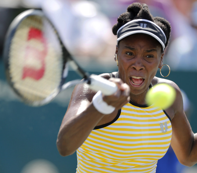 Venus Williams returns to Eugenie Bouchard during the Family Circle Cup tennis tournament in Charleston, South Carolina, Thursday.   AP-Yonhap