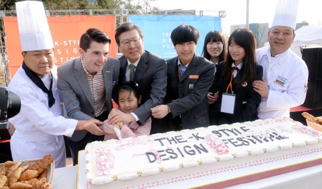 SuperJam CEO Fraser Doherty (second from left) and The-K Seoul Hotel president Kang Byung-jik (third from left) decorate a cake with children from multicultural families at the hotel in Seoul, Friday.   Park Hyun-koo/The Korea Herald