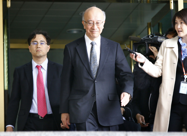 Japanese Ambassador Koro Bessho walks out of the Foreign Ministry office in Seoul after meeting with Korean
Vice Foreign Minister Cho Tae-yong who protested Japan for laying a fresh territorial claim to Dokdo on Friday.   (Yonhap)