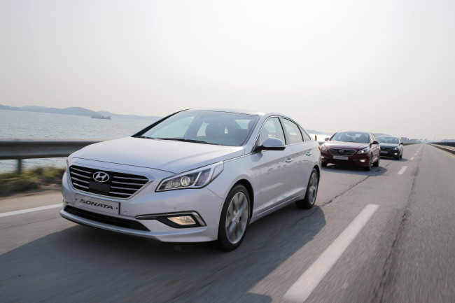 [Behind the Wheel / Hyundai Sonata] Design: ★★★★☆ / Interior: ★★★☆☆ / Performance:★★★★☆ / Fuel economy: ★★☆☆☆ / Cost and A/S: ★★★★☆