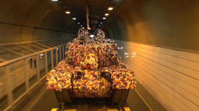 A still image from the video “A Flower Tank Toward Jayu-ro” by Lee Yong-baek.   Seoul Museum of Art