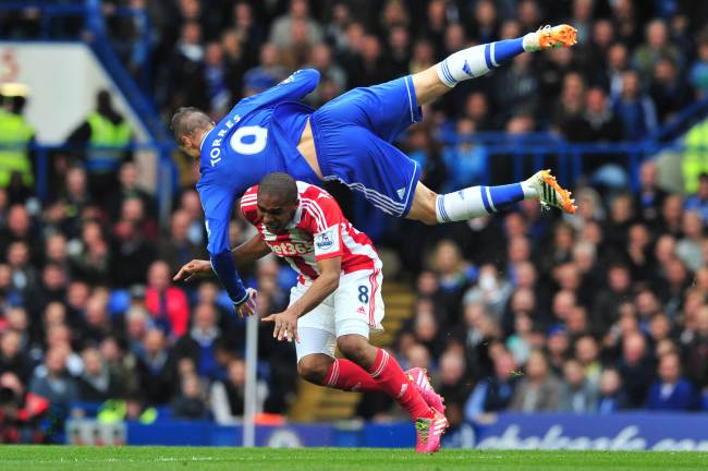 Chelsea’s Fernando Torres (top) and Stoke City’s Wilson Palacios vie for the ball on Saturday.   AFP-Yonhap