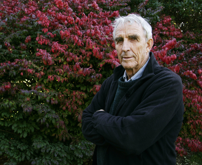 <YONHAP PHOTO-0283> FILE - Writer Peter Matthiessen stands in the yard of his house in Sagaponack, N.Y. in this Oct. 28, 2004 file photo. Matthiessen, award-winning author of more than thirty books, world-renowned naturalist, explorer, Buddhist teacher, and political activist, died Saturday, April 5, 2014 after an illness of some months,according to his publisher Geoff Kloske of Riverhead Books. He was 86. (AP Photo/Ed Betz, File)/2014-04-06 09:46:48/ <저작권자 ⓒ 1980-2014 ㈜연합뉴스. 무단 전재 재배포 금지.>
Peter Matthiessen.   AP-Yonhap