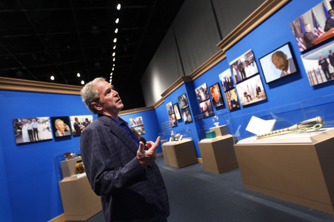 Former President George W. Bush tours his new exhibit, “The Art of Leadership: A President’s Personal Diplomacy,” at the George W. Bush Presidential Library and Museum in Dallas.   AP-Yonhap