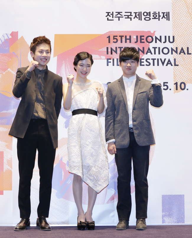 From left: Park Jeong-min, Sohn Soo-hyeon and Lee David, who star in Ryu Seung-wan, Kim Tae-yong and Han Ji-seung’s omnibus film “Mad Sad Bad,” this year’s opener for the Jeonju International Film Festival, pose for a photo during a press conference in Seoul on Thursday.   CJ E&M
