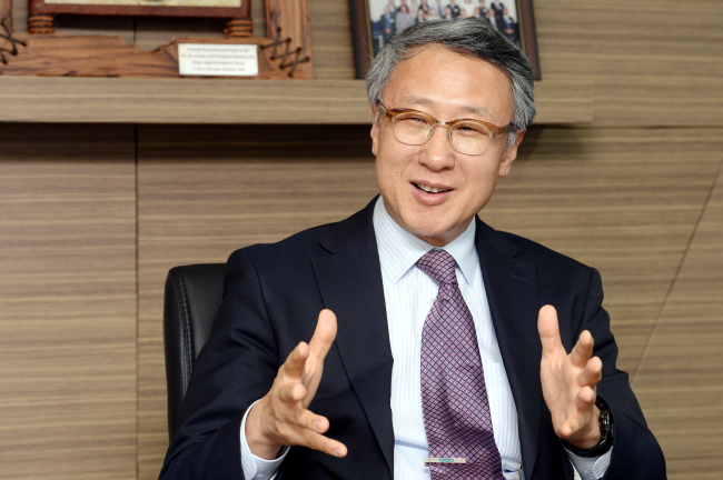 Rhee Soo-taek, head of the U.N. Industrial Development Organization’s Investment and Technology Transfer Promotion Office in Seoul, speaks during a recent interview with The Korea Herald.   Ahn Hoon/The Korea Herald