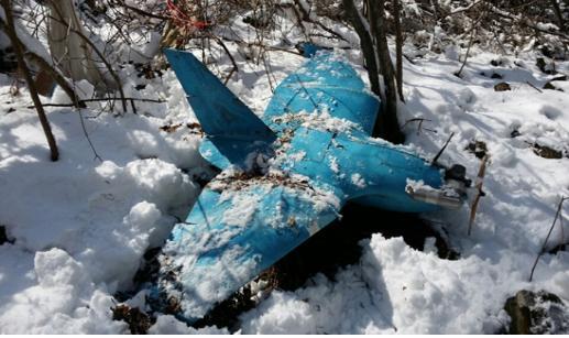A drone, presumably from North Korea, sits in Mount Cheongoksan in Samscheok, Gangwon Province, Sunday.  (Defense Ministry)
