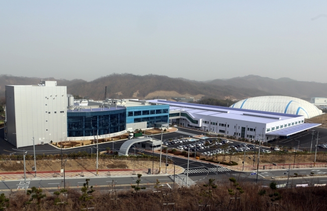 충북 충주시 대소원면 충주기업도시 인근 롯데주류 충주 맥주공장. 10여층 높이의 충주공장 외벽엔 빨간색으로 선명하게 새겨진 ‘롯데주류’ 간판이 한 눈에 들어왔다.
지난해 12월 완공된 이 공장은 8일 부터 인근 충주 남한강 물과 100% 맥아, 유럽산 최고급 호프 등으로 독일 정통 맥주 ‘클라우드(Kloud)’를 생산하게 된다.