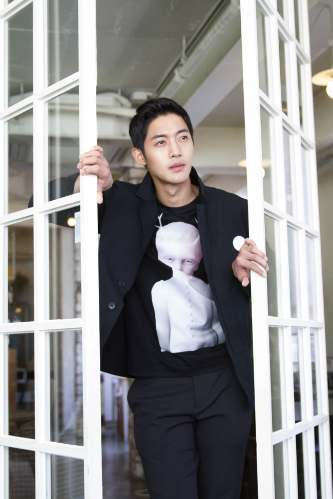 김현중(가수/탤런트/SS501)
소녀팬의 함성을 받고 자란 아이돌 스타는 몇 겹의 판타지가 뒤덮인 캐릭터를 브라운관으로 고스란히 안고 왔다. “하얀 천과 바람만 있다면 어디든 갈 수 있다”(KBS2 꽃보다 남자)는 낯 간지러운 대사는 김현중에게 순정만화 주인공 이미지를 겹겹이 덧씌웠다. 데뷔 10년, 새하얀 피부에 교복이 잘 어울리던 그는 검게 그을린 구리빛 피부만큼이나 달라져 있었다.