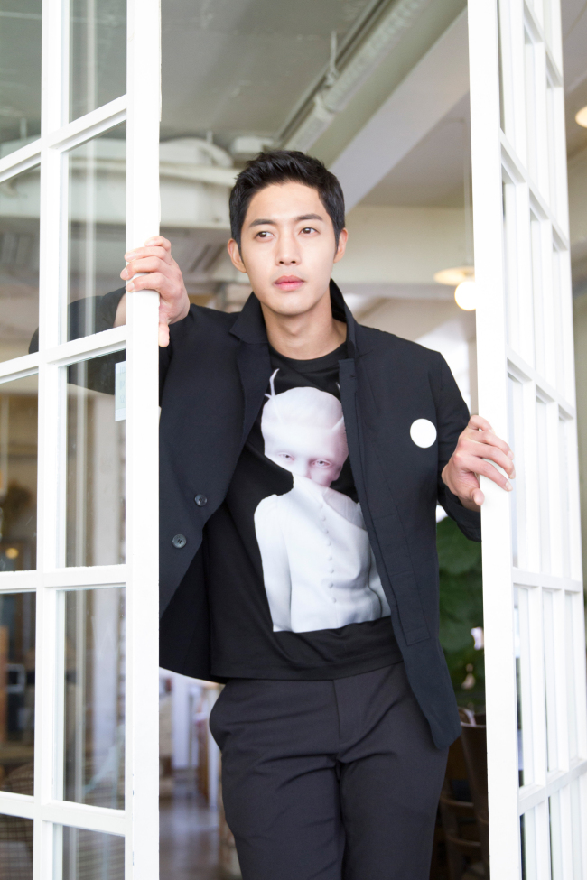 김현중(가수/탤런트/SS501)
소녀팬의 함성을 받고 자란 아이돌 스타는 몇 겹의 판타지가 뒤덮인 캐릭터를 브라운관으로 고스란히 안고 왔다. “하얀 천과 바람만 있다면 어디든 갈 수 있다”(KBS2 꽃보다 남자)는 낯 간지러운 대사는 김현중에게 순정만화 주인공 이미지를 겹겹이 덧씌웠다. 데뷔 10년, 새하얀 피부에 교복이 잘 어울리던 그는 검게 그을린 구리빛 피부만큼이나 달라져 있었다.