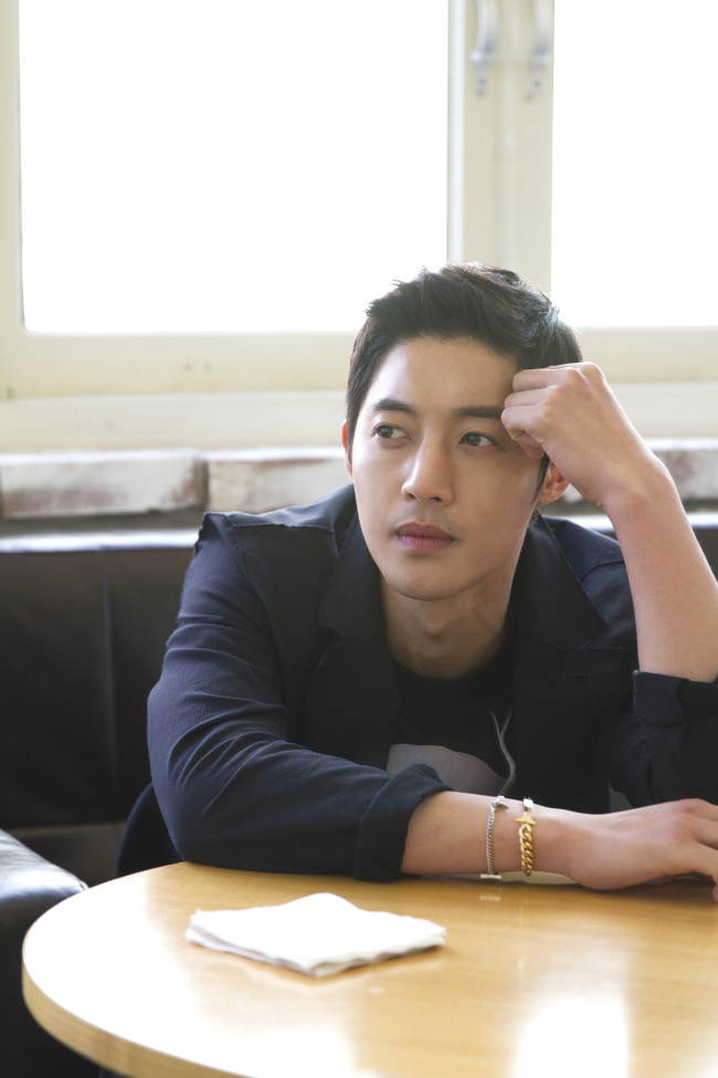 김현중(가수/탤런트/SS501)
소녀팬의 함성을 받고 자란 아이돌 스타는 몇 겹의 판타지가 뒤덮인 캐릭터를 브라운관으로 고스란히 안고 왔다. “하얀 천과 바람만 있다면 어디든 갈 수 있다”(KBS2 꽃보다 남자)는 낯 간지러운 대사는 김현중에게 순정만화 주인공 이미지를 겹겹이 덧씌웠다. 데뷔 10년, 새하얀 피부에 교복이 잘 어울리던 그는 검게 그을린 구리빛 피부만큼이나 달라져 있었다.