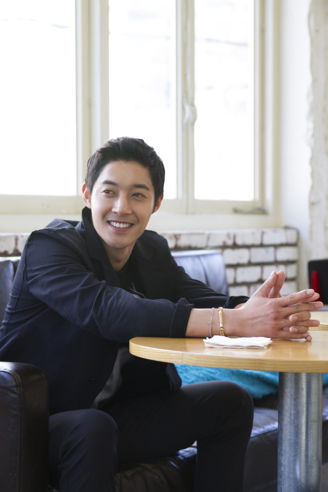 김현중(가수/탤런트/SS501)
소녀팬의 함성을 받고 자란 아이돌 스타는 몇 겹의 판타지가 뒤덮인 캐릭터를 브라운관으로 고스란히 안고 왔다. “하얀 천과 바람만 있다면 어디든 갈 수 있다”(KBS2 꽃보다 남자)는 낯 간지러운 대사는 김현중에게 순정만화 주인공 이미지를 겹겹이 덧씌웠다. 데뷔 10년, 새하얀 피부에 교복이 잘 어울리던 그는 검게 그을린 구리빛 피부만큼이나 달라져 있었다.