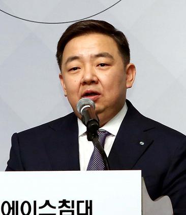 안성호(기업인/에이스침대대표이사사장)
에이스침대가 신제품 출시를 앞두고 매트리스 1000개를 포기했던 것으로 전해졌다. 이 때문에 전면 재생산에 들어가 신제품 출시는 1달 이상 늦어진 4월 초에 이뤄졌다.