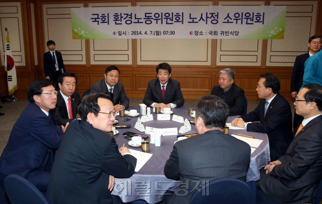 국회 환경노동위원회 산하 '노사정 사회적 논의 촉진을 위한 소위원회'가  7일오전 서울 여의도 국회에서 제3차 대표자회의를 열고 근로시간 단축과 통상임금등 주요현안을 논의하고 있다.이길동기자.gdlee@heraldcorp.com
국회 환경노동위원회 산하 '노사정 사회적 논의 촉진을 위한 소위원회'가  7일오전 서울 여의도 국회에서 제3차 대표자회의를 열고 근로시간 단축과 통상임금등 주요현안을 논의하고 있다.이길동기자.gdlee@heraldcorp.com