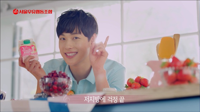 시완(임시완/가수/ZE:A/제아파이브)
가수 겸 배우 임시완이 여심을 사로잡는 서울우유 발효유 광고가 화제다. 서울우유협동조합은 칼로리 부담을 낮춘 저지방 농후발효유 ’그녀를 3번 생각한 저지방 요구르트’의 광고 모델로 제국의 아이들 임시완을 발탁하고 4월 첫 주부터 신규 광고를 선보인다고 7일 밝혔다.