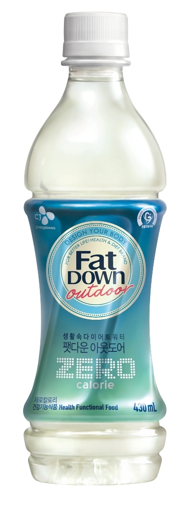CJ제일제당은 다이어트 워터 ‘팻다운 아웃도어’를 리뉴얼 출시했다. 이 제품은 칼로리, 맛, 패키지 등 모든 부문을 새롭게 바꾼 사실상의 신제품이다.
리뉴얼된 ‘팻다운 아웃도어’는 상큼한 자몽맛을 강화해 맛에 청량감을 더하고, 기존 제품에서 45㎉를 아예 빼고 제로(zero) 칼로리 제품으로 변신했다.