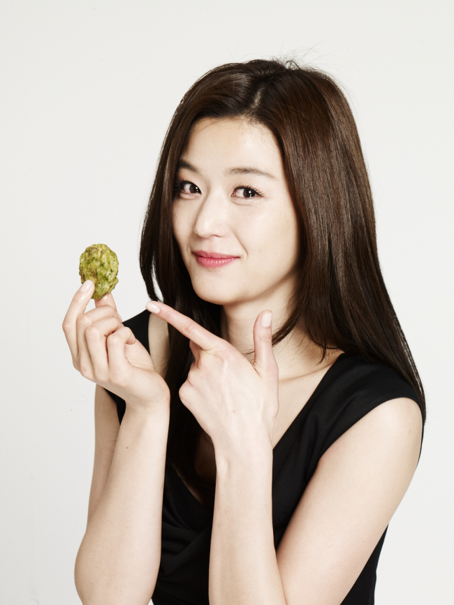 전지현(왕지현/영화배우)
치킨업체 BHC(대표 박현종, www.bhc.co.kr)의 새로운 모델로 ‘치맥(치킨과 맥주)’ 사랑의 아이콘인 배우 전지현이 발탁됐다.