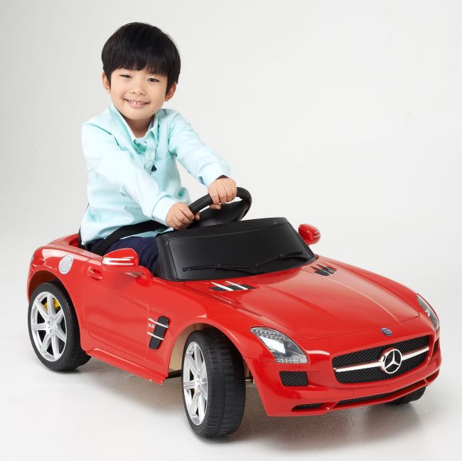 BMW, 아우디, 페라리 등 유명 브랜드의 자동차를 모델로 제작된 ‘전동 승용 완구’가 전성시대를 맞고 있다. 실제 차가 아닌 완구지만 아빠들에겐 평소 로망이었던 슈퍼카를 구매할 수 있는 대리만족까지 안겨줘 인기를 끌고 있다. 특히 최근엔 인터넷 동호회를 통해 자동차 외부 디자인을 업그레이드하는 등 아빠들의 또 다른 놀이 수단이 되고 있다.