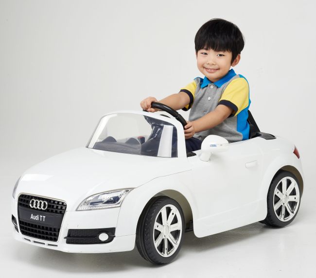 BMW, 아우디, 페라리 등 유명 브랜드의 자동차를 모델로 제작된 ‘전동 승용 완구’가 전성시대를 맞고 있다. 실제 차가 아닌 완구지만 아빠들에겐 평소 로망이었던 슈퍼카를 구매할 수 있는 대리만족까지 안겨줘 인기를 끌고 있다. 특히 최근엔 인터넷 동호회를 통해 자동차 외부 디자인을 업그레이드하는 등 아빠들의 또 다른 놀이 수단이 되고 있다.
