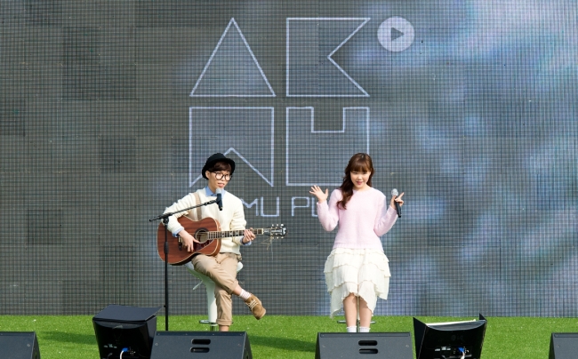 이찬혁(좌부터/가수/악동뮤지션),이수현(가수/악동뮤지션)
“K-pop Star 2” winners Lee Chan-hyuk, 17, and Lee Soo-hyun, 14, of the brother-sister duo Akdong Musician finally released their debut album “Play” on Monday after taking the “K-pop Star” crown more than a year ago.
Lee Chan-hyuk (left) and Lee Soo-hyun of the brother-sister duo Akdong Musician.   YG Entertainment