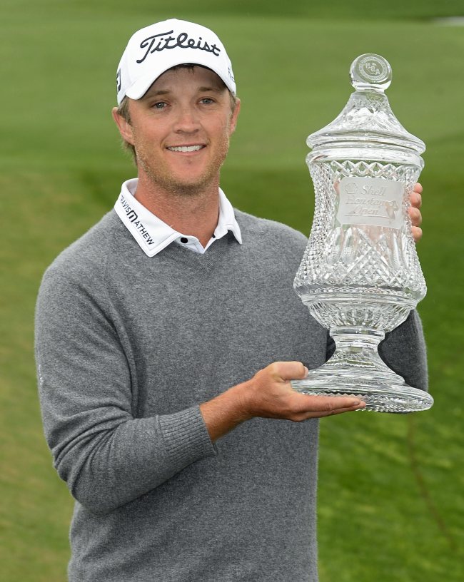 <YONHAP PHOTO-0207> epa04157353 Matt Jones of Australia holds the championship trophy after he chipped in his ball for a birdie on the 18th green during a playoff with Matt Kuchar to win the Shell Houston Open PGA tournament at the Golf Club of Houston in Humble, Texas, USA, 06 April 2014. The Shell Houston Open is the final PGA tournament before The Masters. EPA/LARRY W. SMITH/2014-04-07 07:04:47/ <저작권자 ⓒ 1980-2014 ㈜연합뉴스. 무단 전재 재배포 금지.>
Matt Jones holds the trophy on Sunday.   EPA-Yonhap