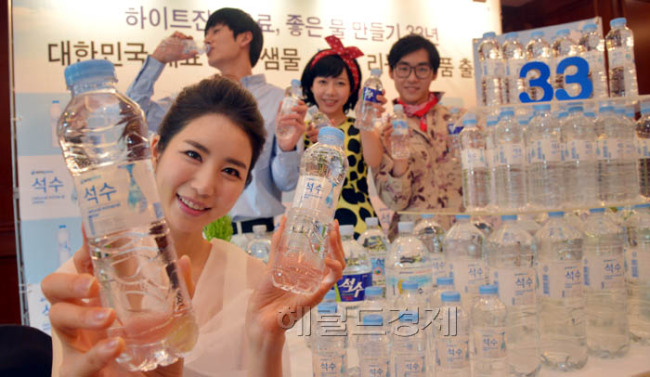 하이트진로음료가 7일 오전 서울 명동 세종호텔에서 리뉴얼 출시된 먹는샘물 ‘석수’를 선보이고 있다. ‘석수’는 1982년 출시된 먹는샘물 제품으로 세계 3대 광천수 지역인 충북 청원군 소백산맥 지하 200m 천연 암반수를 사용하고 있다.