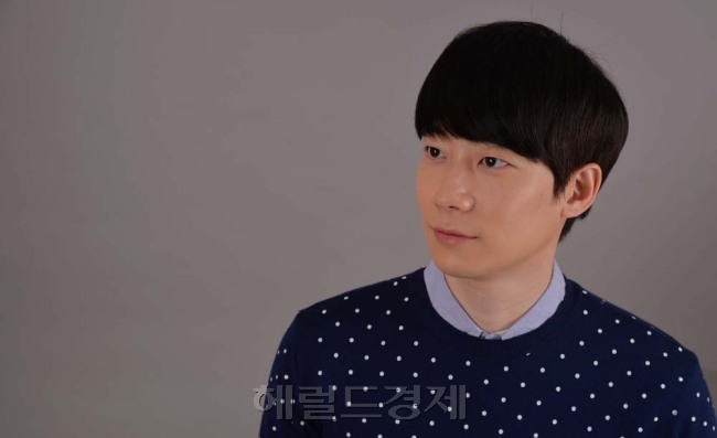 윤한(전윤한/피아니스트/작곡가)
남자에게 첫사랑은 집착에 가깝다. 더 멋지고 근사한 상대를 만나도 그 뜨겁고 아련한 사랑을 가슴 한 켠에 품고 그리워한다. 늘 그런 건 아니지만 숨어있는 그 사랑의 문을 두드려 몸 어딘가에 남아있는 터치의 기억에 떨고 헤어짐에 애달아하기도 한다.