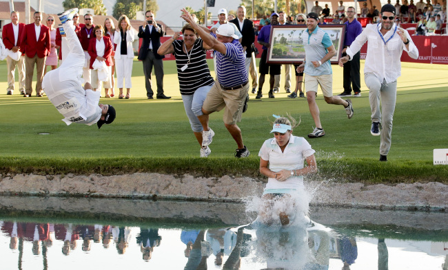 Lexi Thompson jumps into Poppy’s Pond after winning the Kraft Nabisco Championship in Rancho Mirage, California, Sunday.   AP-Yonhap