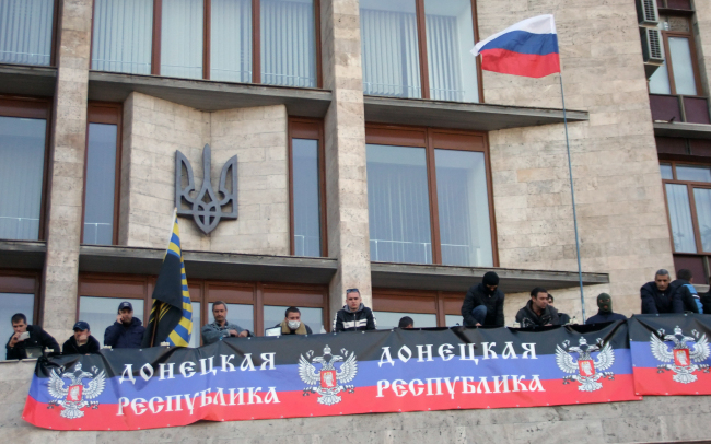 Demonstrators rally outside the local administration building in Donetsk, Ukraine, Sunday.   ITAR-TASS-Yonhap
