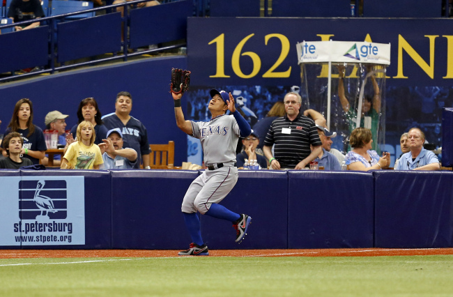 Texas Rangers left fielder Choo Shin-soo makes a catch on a fly ball from Tampa Bay Rays’ James Loney on Sunday.    AP-Yonhap
