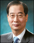 한덕수(경제기관단체인/전국무총리/한국무역협회회장)
한덕수<사진> 한국무역협회장이 오는 8일부터 나흘간 중국 하이난 섬 보아오에서 개최되는 제13차 보아오포럼 연차총회에 참석하기 위해 7일 출국했다. 한 회장은 바바라 프랭클린 미국 상무부 전 장관, 스티븐 그로프 아시아개발은행 부총재 등과 함께 지역주의와 다자주의를 주제로 한 세션에 패널로 참석할 예정이다.