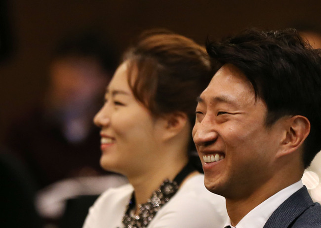 이상화(좌부터/스케이트선수/서울시청),이규혁(스케이트선수)
South Korean speed skater Lee Kyou-hyuk on Monday bid a teary farewell to his sport, saying he ends his career a happy man despite not having won an Olympic medal.
Speed skater Lee Kyou-hyuk (right) smiles during his retirement ceremony in Seoul on Monday. At his side is Olympic speed skating gold medalist Lee Sang-hwa.  Yonhap