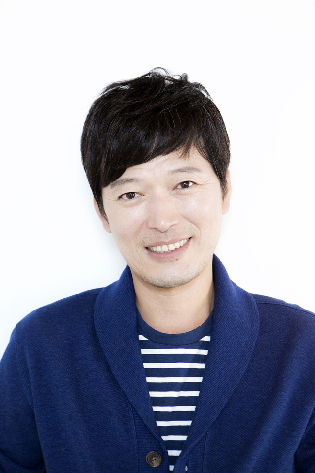 정재영(영화배우)
카메라와 스크린을 벗어난 영화배우 정재영(44)의 일상은 특별하다고 할 게 없다. 정해놓고 배우는 것도, 푹 빠져들어 즐기는 취미도 없다. “뭐든지 한가지 하려면 끈기 있고, 좋아하는 마음도 있어야 되는데, 싫증도 잘 내고 진득하게 버티지도 못한다”는 게 정재영의 말이다.