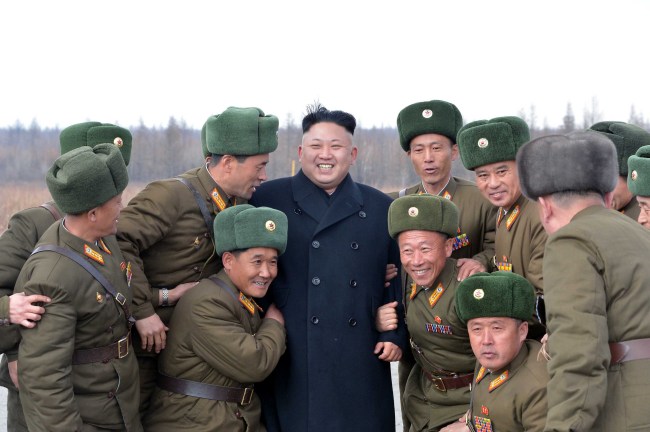 North Korean leader Kim Jong-un (center) poses with soldiers during a military commanders’ march to revolutionary sites in the Mount Baekdusan region last week.   Yonhap