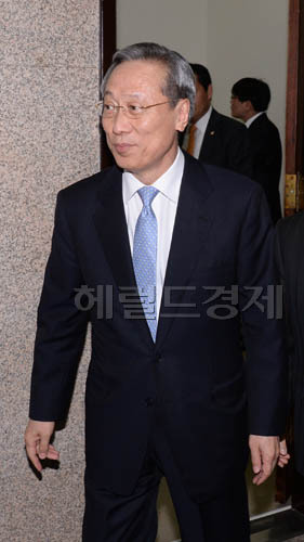 박준우(정무직공무원/전외무공무원/대통령비서실정무수석)
청와대 박준우 정무수석이 7일 오후 국회를 방문, 새정치민주연합 김한길,안철수 공동대표를 면담한후 새정치민주연합 대표실을 나서고 있다.
이날 청와대측은 박수석을 통해 새정치민주연합 안철수 공동대표가 기초선거 정당공천제 폐지 문제를 논의하기 위해 박근혜 대통령에게 제안했던 회담 요청에 대해 거부 입장을 공식 통보했다.