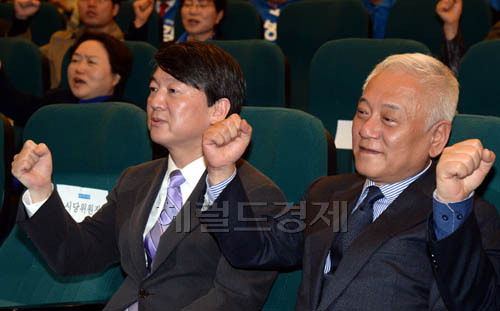 김한길.안철수 새정치민주연합 공동대표가 7일 오후 서울 여의도 국회에서 열린 기초선거 정당공천제 폐지 입법화 촉구 결의대회에 참석해 애국가를 제창하고 있다.
