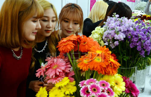 일 국회 의원회관 제2전시실에서 농협중앙회, 한국화훼생산자협의회 등의 주관으로 열린 ‘국회 봄꽃 전시회’에서 관람객들이 전시된 다양한 봄꽃을 둘러보고 있다.
3일동안 열리는 이번 전시회는 ▲ 선물용 꽃 ▲ 이야기가 있는 꽃 ▲ 향기가 좋은 꽃 ▲ 결혼 관련 꽃 ▲ 꽃 관련 문화전시 등으로 구성되며 꽃과 함께 사진을 찍을 수 있는 포토존도 설치된다.