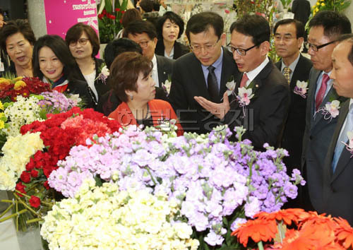 7일 국회 의원회관 제2전시실에서 농협중앙회, 한국화훼생산자협의회 등의 주관으로 열린 ‘국회 봄꽃 전시회’에 참석한 국회의원들과 관계자들이 다양한 봄꽃을 둘러보고 있다.
3일동안 열리는 이번 전시회는 ▲ 선물용 꽃 ▲ 이야기가 있는 꽃 ▲ 향기가 좋은 꽃 ▲ 결혼 관련 꽃 ▲ 꽃 관련 문화전시 등으로 구성되며 꽃과 함께 사진을 찍을 수 있는 포토존도 설치된다.