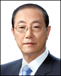 최연희(전국회의원)
동부그룹이 최연희(70) 전 국회의원을 건설ㆍ디벨로퍼와 농업ㆍ바이오 사업 부문 회장으로 영입했다고 7일 밝혔다.