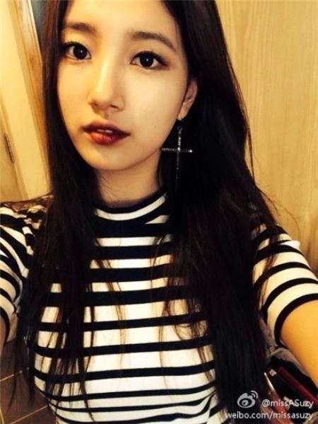 수지(배수지/가수/영화배우/미쓰에이/JYP엔터테인먼트)
단독 콘서트차 중국에 온 미쓰에이 멤버 수지가 셀카 사진을 온라인 상에서 올려 화제가 되고 있다.