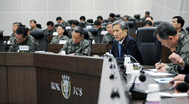 Defense Minister Kim Kwan-jin presides over a meeting of top military brass to enhance air defense on Monday.  (Yonhap)