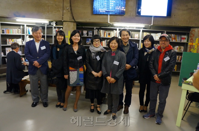 사진설명 : (왼쪽부터) 이문열, 한강, 김인숙, 김혜순, 황선미, 이승우, 신경숙, 윤태호 작가가 지난 7일 오후(현지시간) 영국 런던 주영한국문화원에서 열린 2014 런던도서전 주빈국 초청 기념 리셉션에 참석해 포즈를 취하고 있다. 런던=정진영 기자/123@heraldcorp.com